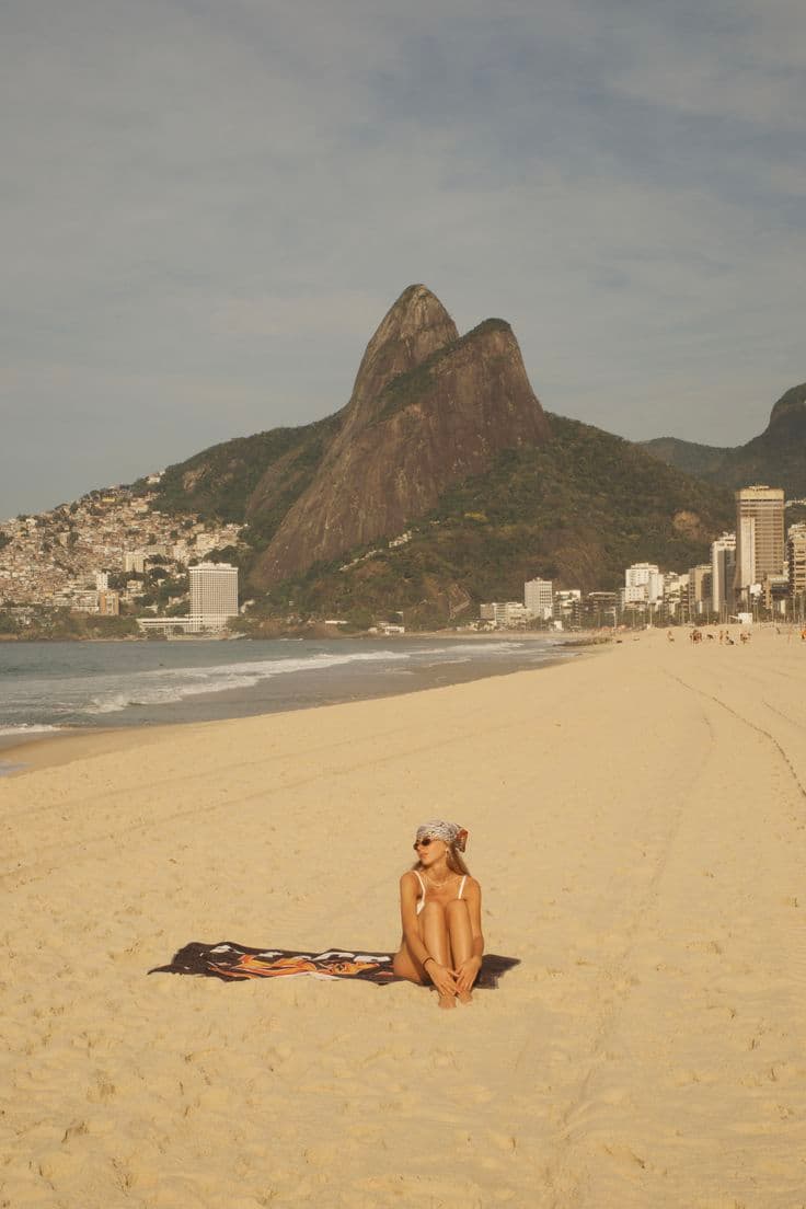 The 'Photo Dump' is Dead: How to Create Aesthetic Travel Pages Instead